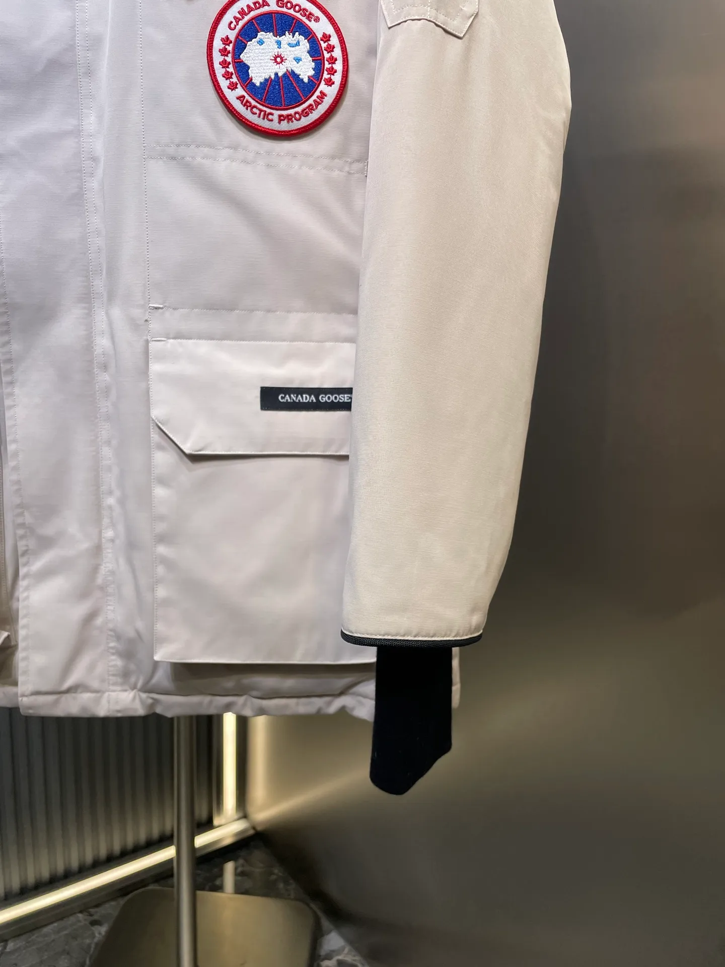 P910 special version 🌟 🇨🇦CANADA GOOES 24 new models 08 models/couple models Factory direct supply: supplying global purchasing agents, micro-business, entities, Tmall, high-end stalls and studio cooperation, free shipping! Canada Goose Expedition Parka 2008 is the same style for men and women. It is mid-length and the most timeless classic. All Arctic and Antarctic scientific expedition teams choose Canada Goose as their cold-proof equipment. It is the Rolls-Royce of down jackets. ➖ Industry-leading anti-counterfeiting chip sensing. ➖ Imported Behringer embroidery machines and customized embroidery labels, the highest level and industry leading. ➖ Imported Korean 21-count polyester-cotton blended original fabric, TC85 waterproof coated fabric, water-repellent, windproof and wear-resistant. ➖ The new national standard 80 white duck down is filled with an average of 520 grams of down. The amount of down filled is industry-leading. ➖ 100% nylon lining with double double-layer sealing design to prevent velvet running, and seamless thread design on the cuffs! ➖ Western Canadian Green Wolf Collar. ➖ Yoshida YKK provides original factory-customized electroplated sliders. YKK two-way lockable zippers are tight and smooth and do not peel off paint. ➖ 3M composite Velcro is durable and the accessories and hardware are all custom-made. Note: Our copywriting is only simple and clear. Instead of bragging about the copywriting, it is better to compare and understand with samples. Only for the purest goose, the most dedicated, the most professional, the highest quality, the highest cost performance!  Size:XS-XXL